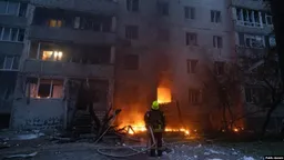 Россия атаковала жилой дом и торговый центр в Сумах: шесть человек пострадали, уничтожена машина спасателей